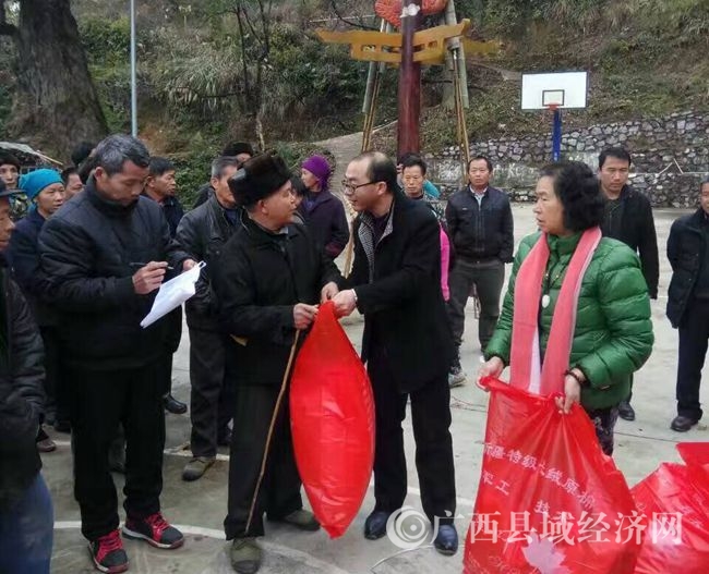 北京美创公司副总经理王秀明(前右二)、广西县域科学发展促进会常务副秘书长杨丽英(右一)给贫困户发放捐赠物品mmexpor