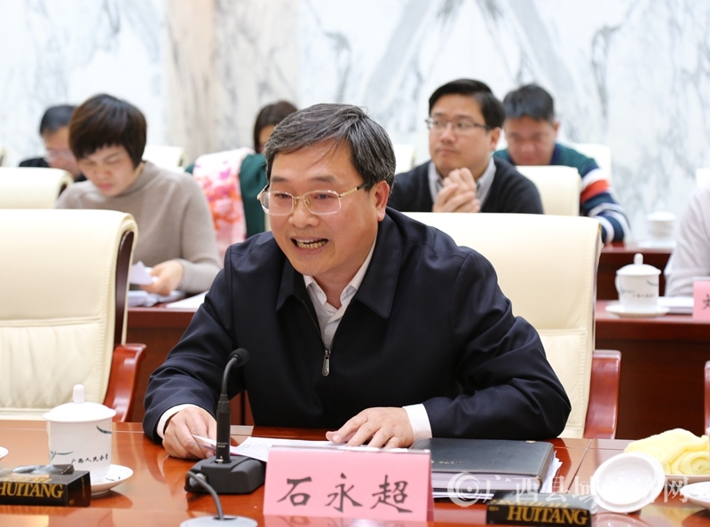 德保县委书记石永超在座谈会上发言表态。