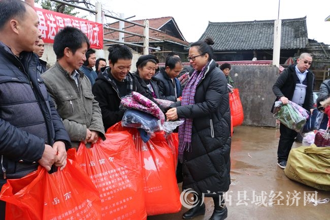 照片 177融水县常委、县委统战部长唐文萍给贫困户发放捐赠物品