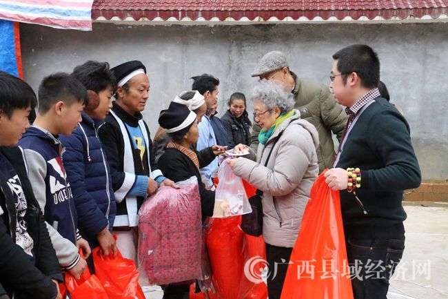 给南丹贫困户捐赠0w6a3584