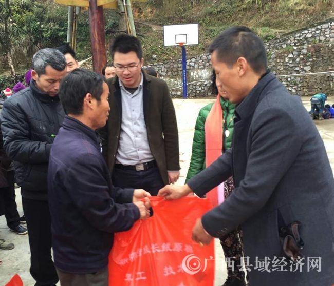 南宁菲特雷斯商贸有限公司总经理查安稳给贫困户发放捐赠物品mmexport1484833769268