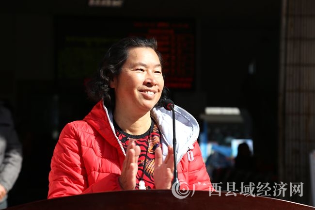 img_5168广西县域科学发展促进会常务副秘书长杨丽英作为捐赠方代表讲话