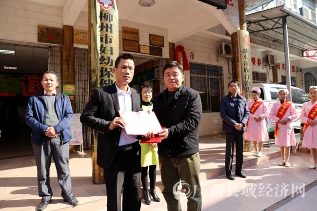 img_5159柳州市慈善会副秘书长葛毅向南宁菲特雷斯商贸有限公司总经理查安稳颁发捐赠证书。