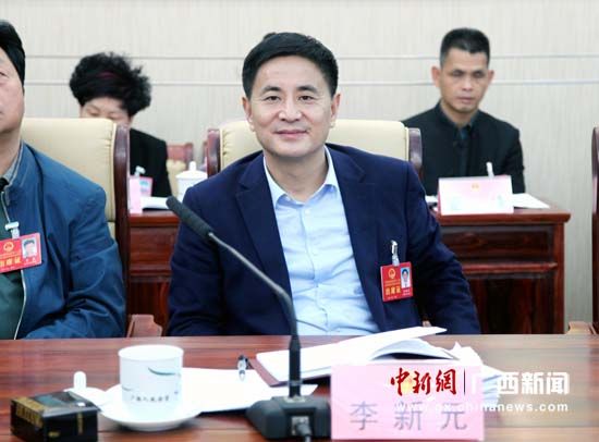 图为广西人大代表、中共贵港市委书记李新元参加贵港市代表团审议政府工作报告