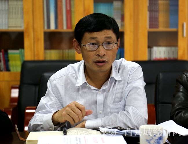 南丹县人大常委会副主任缪芝龙汇报南丹县域经济发展情况img_5210