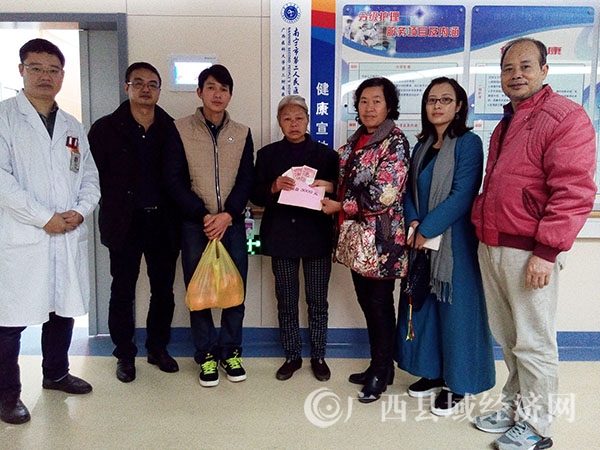 县促会常务副秘书长杨丽英率爱心人士慰问先心术后病人