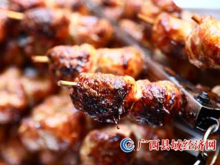 广西融安：“非遗”美味融安烧炙迎新年