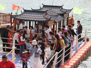 西林县普合苗族乡新丰村：驮娘江畔春意浓  新丰村里年味足