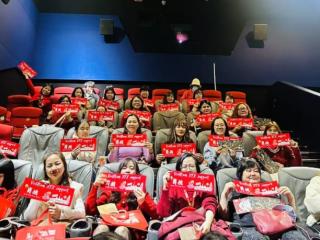 越南友人来南宁过大年 看电影《射雕》享武侠盛宴