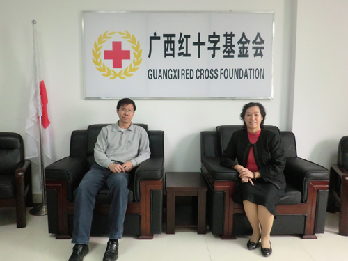 促进会常务副秘书长杨丽英(右)与广西红十字会救助救护部副部长、广西红十字基金会秘书长黄云(左)cimg2194.jpg