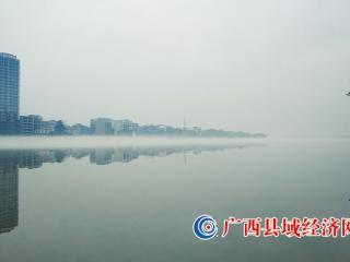 融安县：雾锁江面 如梦似幻
