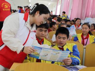 金秀县开展“护苗2024”绿书签行动暨法治宣传教育进校园系列活动