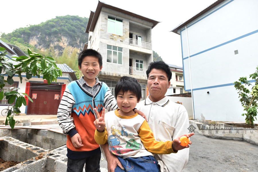 鹿心社一年前去过的首个深度贫困村成功“摘帽”