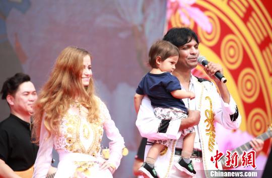 “紫荆花城”广西柳州搭歌台 中外百名歌手赶歌圩