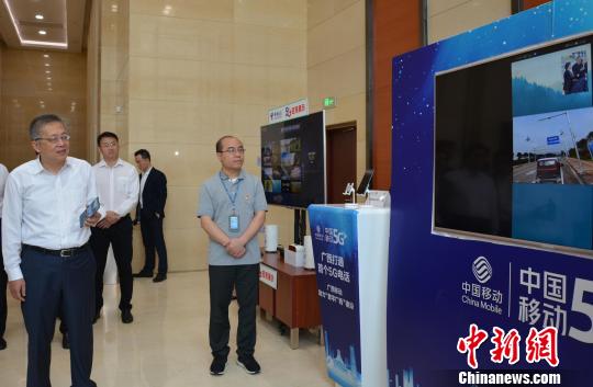 &nbsp;&nbsp;&nbsp;&nbsp;图为拨通现场。　雷明杰　摄