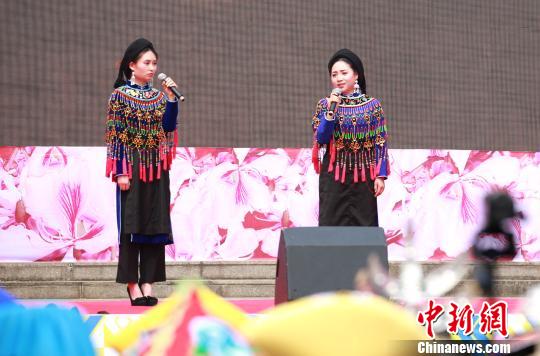 图为《彝族古歌》演唱。　朱柳融 摄