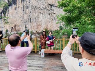 宁明：“五一”小长假   游客观“岩画”