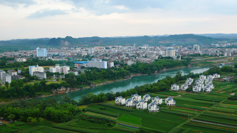 （文字说明）：日新月异，依山傍水美丽的扶绥县城。.jpg