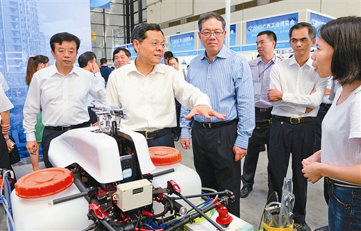 广西首届工业博览会隆重开幕 陈武宣布开幕并参观展览