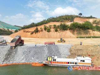 广西百色水利枢纽通航设施工程库区上游围堰正式开始填筑