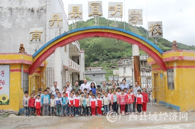 与宣明小学全体师生合影