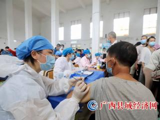 广西融安加快为市民接种新冠肺炎疫苗