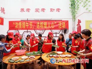 广西融安：志愿者包粽迎端午