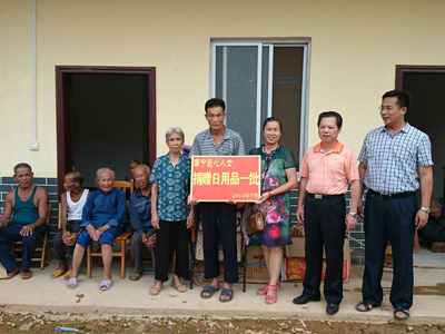 杨丽英代表南宁爱心人士向象州、金秀爱心捐赠