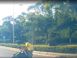 百色右江区：三轮车主侧翻被压养路工人及时救助