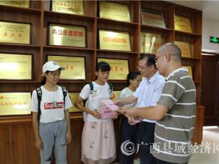 广西县促会、天天上县中心到田东中学开展助学活动