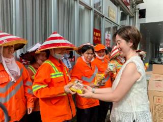 南宁高新区免费为环卫工人提供爱心早餐