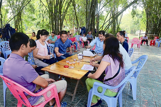 龙州县响水镇板省屯休闲农家乐农户领分红