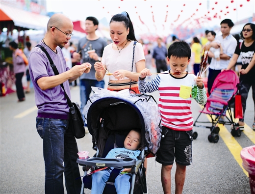 第四届柳州螺蛳粉美食节开幕，引来大批游客