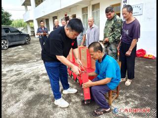 宁明县东安乡双棒村开展“固定党日 中秋、国庆送温暖”活动