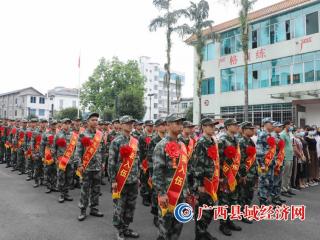 融安县：90名桔乡新兵光荣出征