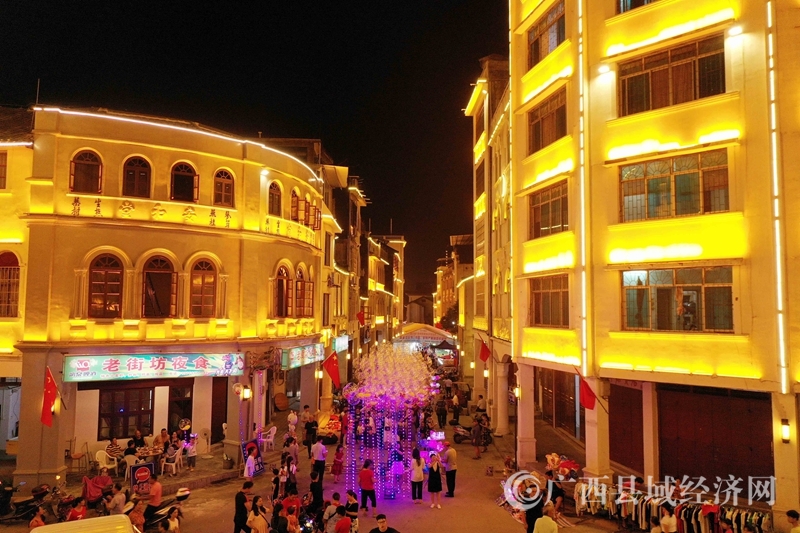 广西融安百年骑楼国庆假日游客多