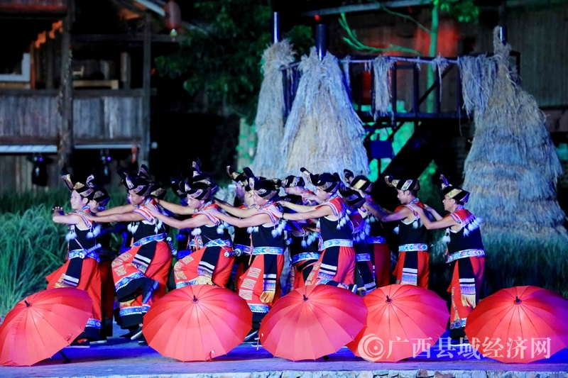 广西融水苗族村寨传统民俗引游客