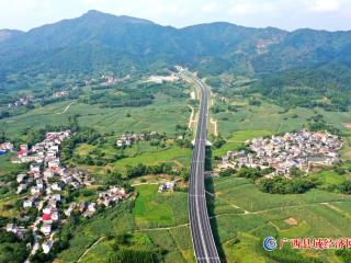 高速公路铺彩卷    美丽乡村展新颜