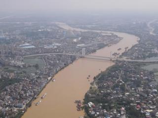 贵港:郁江2号洪峰过境 海事调管制强巡查