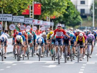 环广西世巡赛第二赛段:马尼耶续写辉煌,众车手角逐锦绣古镇