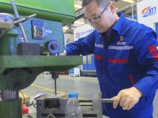 大国工匠池昭就:三十年磨一剑,毫厘精度铸就广西制造硬核力量