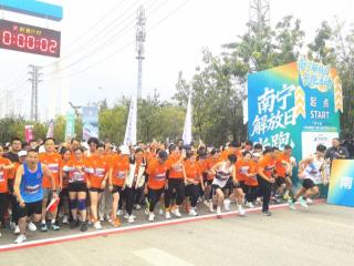 8000人奔跑邕江畔!第四十届南宁解放日长跑开跑,定格绿城最美初冬