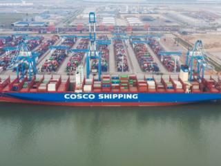 海事护航“海上巨无霸”!北部湾港成功完成20万吨级集装箱船靠泊作业