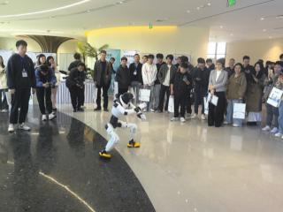 102个紧缺岗、12条政策包、300个优质岗——南宁五象新区搭产才平台 引近千人才聚首