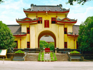 桂林秀峰区：,致力建设旅游大区、文化名区和谐之区的三产强区