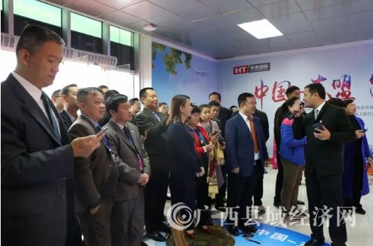 2广西凭祥综合保税区管委会副主任朱厚岩在现场向客商介绍中国-东盟（凭祥）跨境保税商品直购体验中心的线上销售平台--凭祥跨