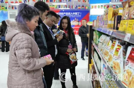 3中外顾客在中国-东盟（凭祥）跨境保税商品直购体验中心里选购商品（摄影 杨柳）