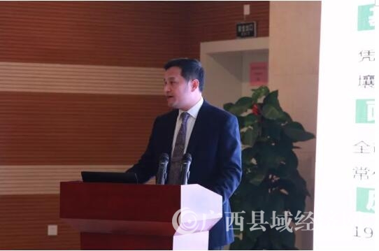 2广西凭祥综合保税区管委会副主任朱厚岩做推介讲话