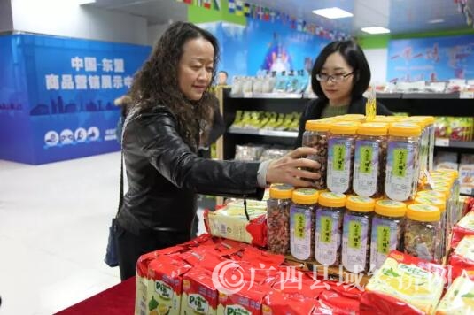4中外顾客在中国-东盟（凭祥）跨境保税商品直购体验中心里选购商品（摄影 杨柳）