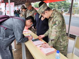 右江区：双选会里征兵忙 迷彩邀约暖人心